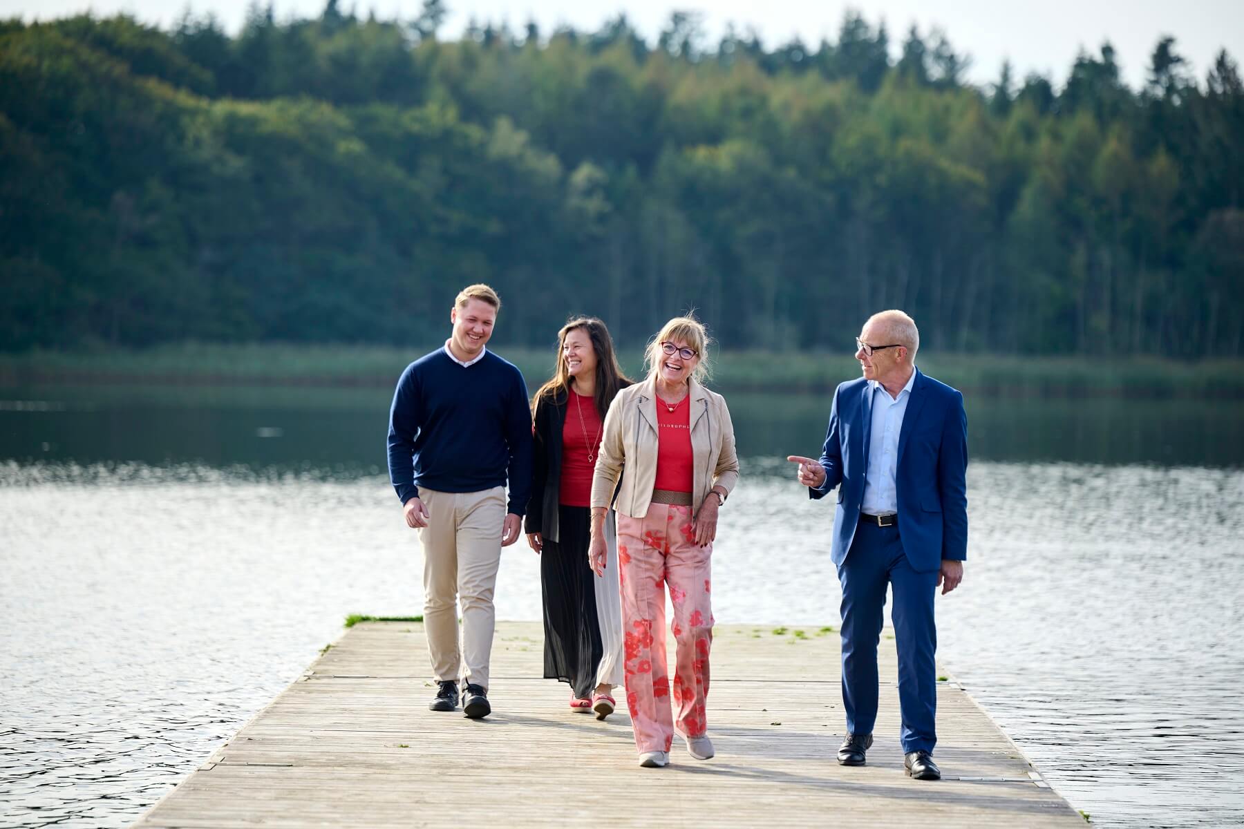 Alle på broen med skoven i baggrunden